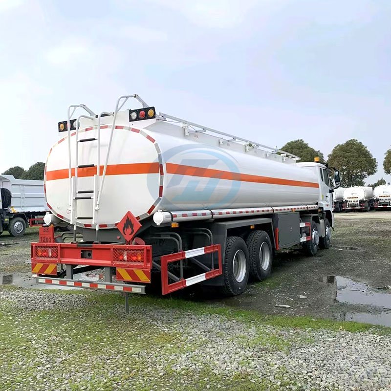 SINOTRUK HOWO NX 8X4 20-30 Cubic Fuel Tank Truck