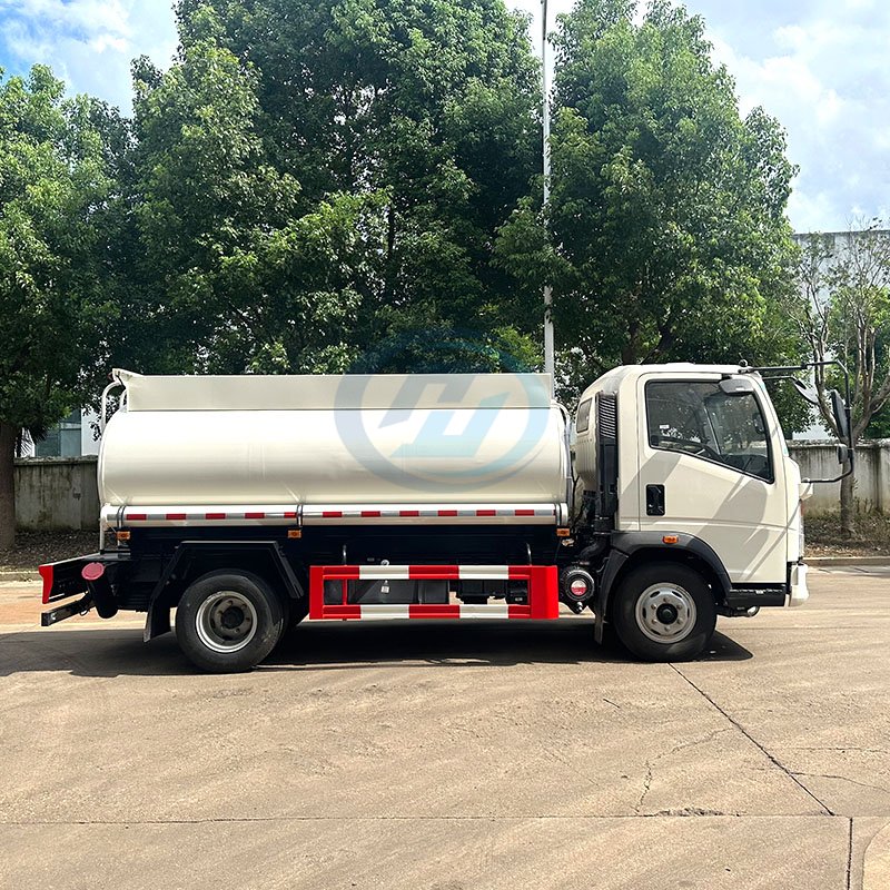 SINOTRUK HOWO Light 4X2 LHD RHD Fuel Tank Truck