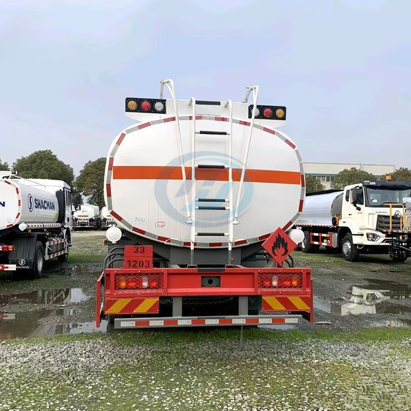 SINOTRUK HOWO NX 8X4 20-30 Cubic Fuel Tank Truck