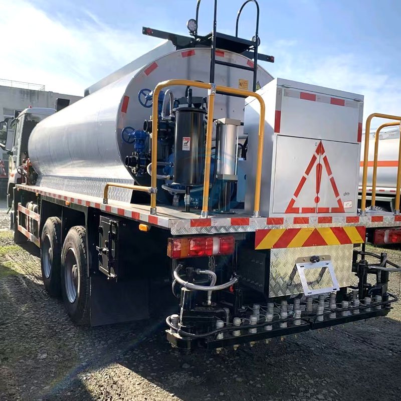 SINOTRUK HOWO NX 6X4 Gasoline Oil Transport Truck