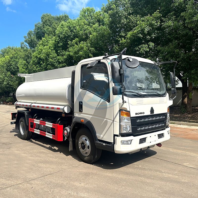 SINOTRUK HOWO Light 4X2 LHD RHD Fuel Tank Truck