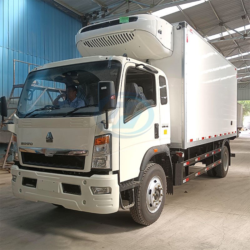 SINOTRUK HOWO 4X2 LIGHT REFRIGERATOR VAN TRUCK