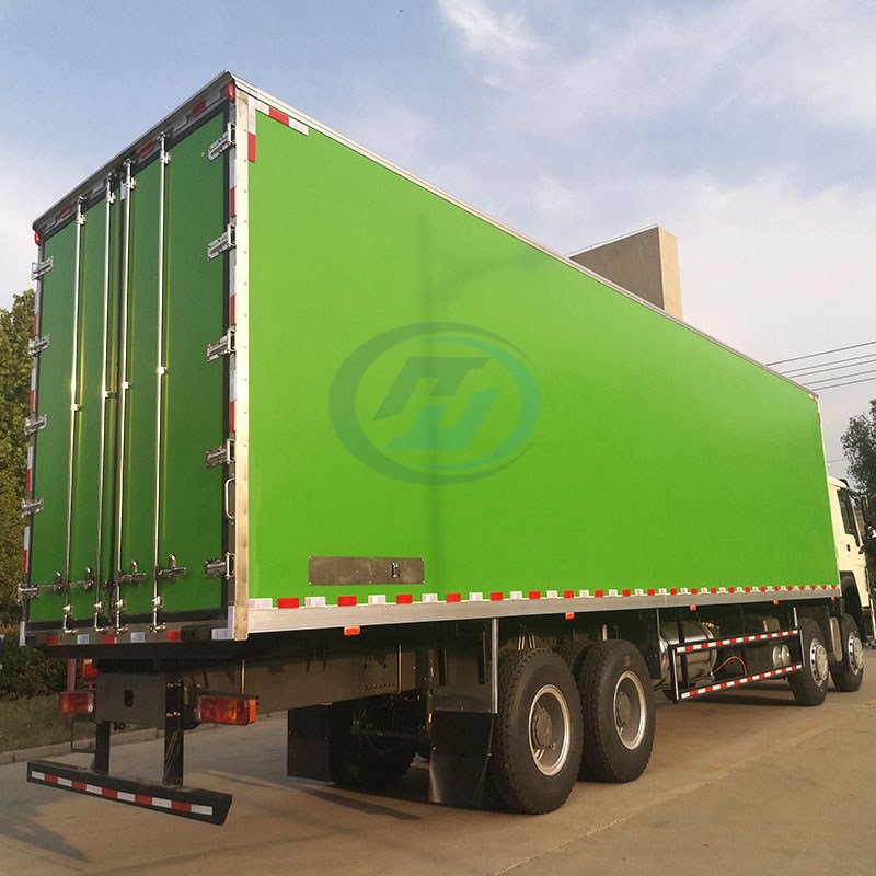 SINOTRUK HOWO-7 400HP 8X4 REFRIGERATOR TRUCK