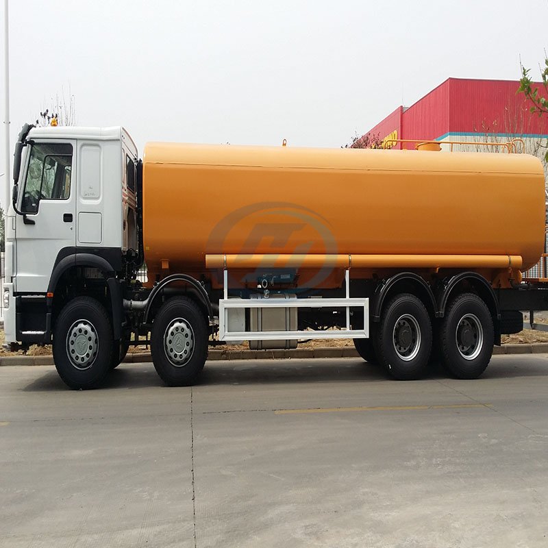 SINOTRUK HOWO 8X4 Large Water Sprinkler Tank Truck 25m3 30m3