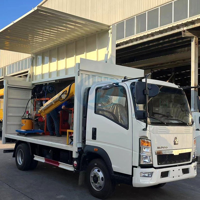 SINOTRUK HOWO 4X2 LIGHT MOBILE WORKSHOP TRUCK