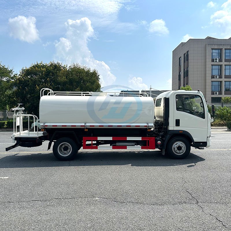 SINOTRUK HOWO 4X2 Small Light Water Sprinkler Tank Truck 3m3-12m2