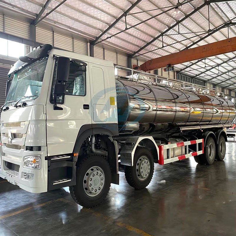 SINOTRUK HOWO-7 8X4 Dairy Fresh Milk Transportation Truck 25000L-30000L