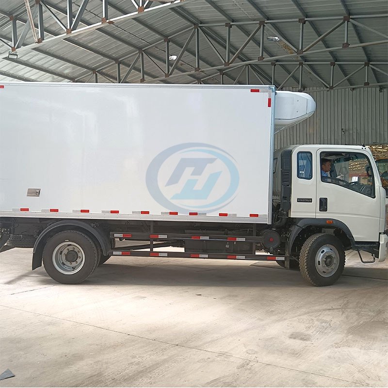 SINOTRUK HOWO 4X2 LIGHT REFRIGERATOR VAN TRUCK