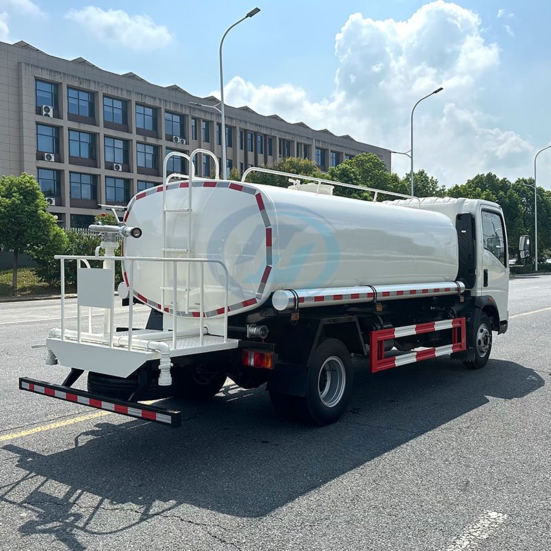 SINOTRUK HOWO 4X2 Small Light Water Sprinkler Tank Truck 3m3-12m2