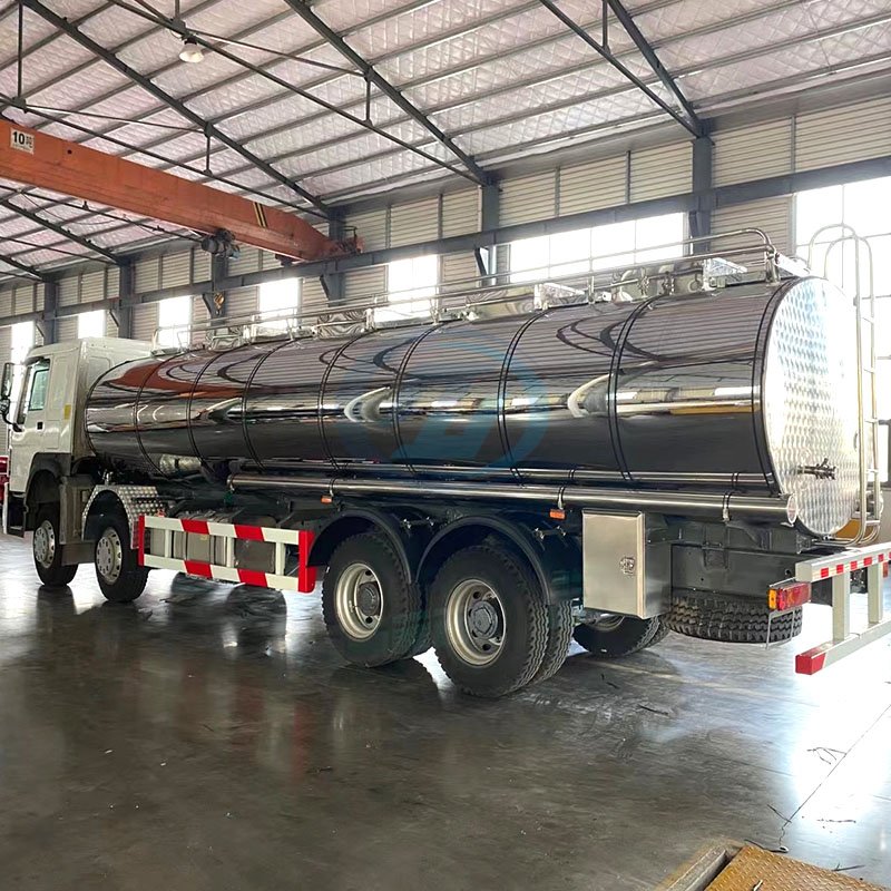 SINOTRUK HOWO-7 8X4 Dairy Fresh Milk Transportation Truck 25000L-30000L