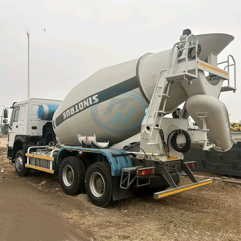 New SINOTRUK HOWO-7 6×4 10-wheel concrete mixer truck