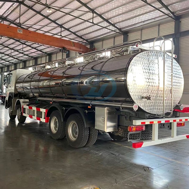 SINOTRUK HOWO-7 8X4 Dairy Fresh Milk Transportation Truck 25000L-30000L