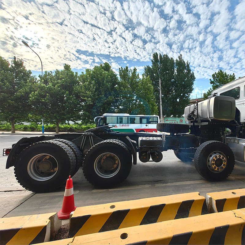 SINOTRUK HOWO-7 8X4 400HP TRACTOR TRUCK