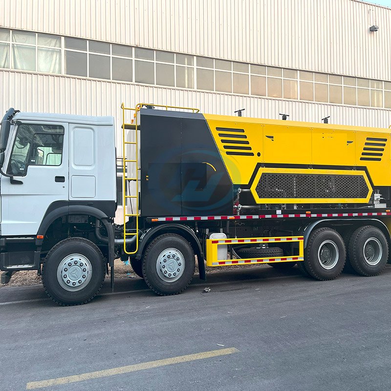 SINOTRUK HOWO 8X4 Fiber Micro Surfacing Paver Truck