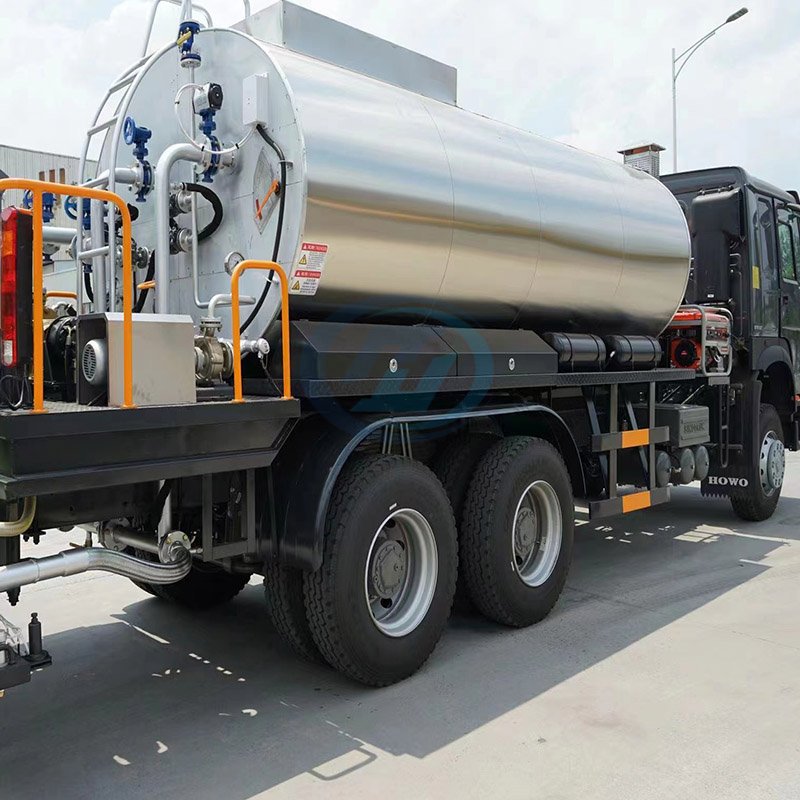 SINOTRUK HOWO  6X4 Asphalt Distributor Truck