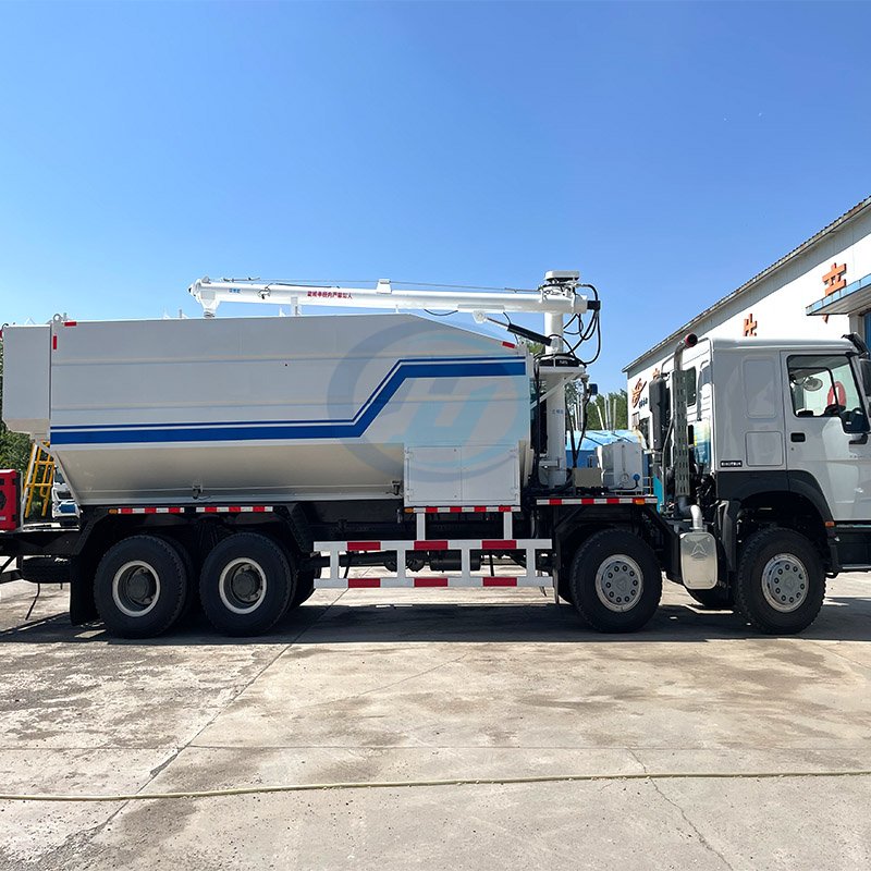 SINOTRUK HOWO 8X4 Field Mixed Loading ANFO Explosive Truck