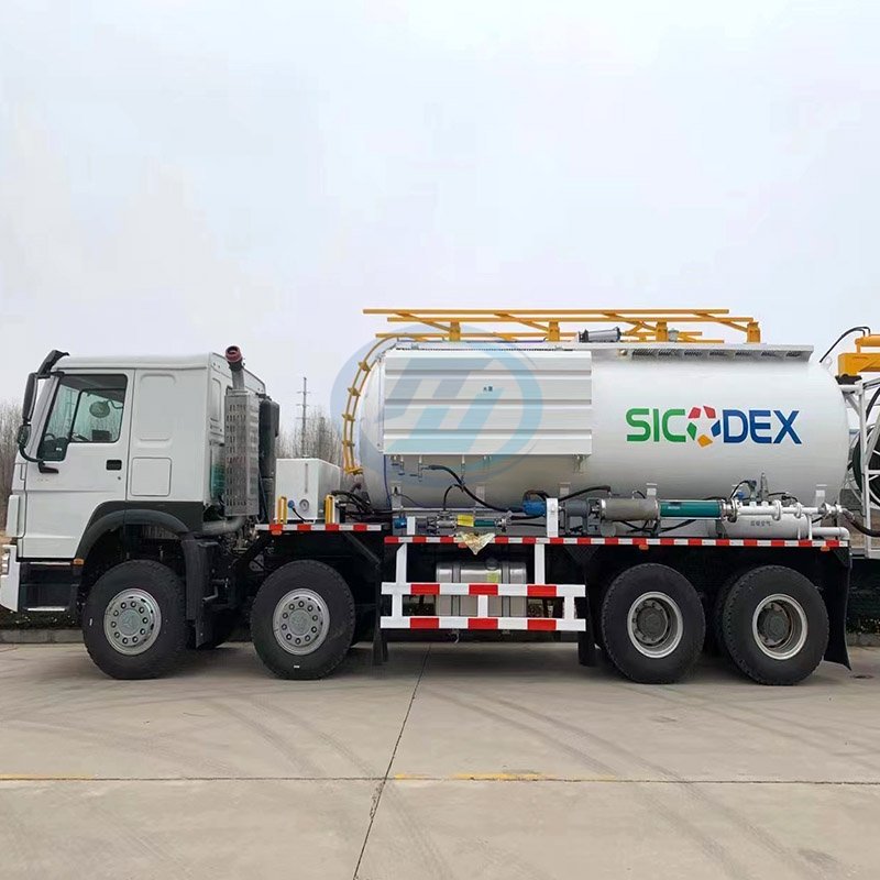 SINOTRUK HOWO 8X4 Field Mixed Loading Emulsion Explosive  Truck
