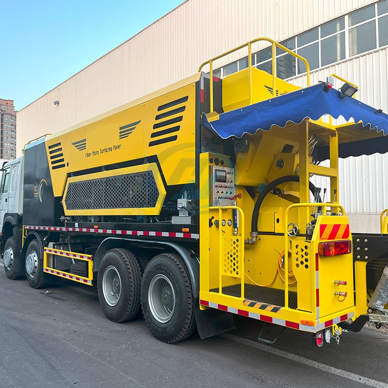 SINOTRUK HOWO 8X4 Fiber Micro Surfacing Paver Truck