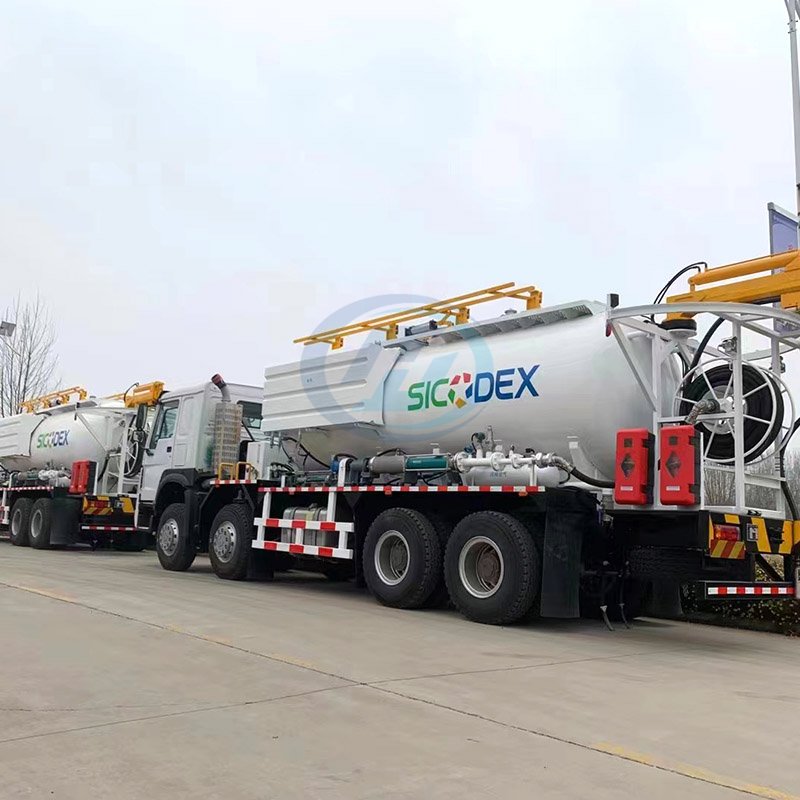 SINOTRUK HOWO 8X4 Field Mixed Loading Emulsion Explosive  Truck