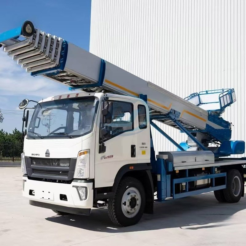 SINOTRUK HOWO 4X2 Light Ladder Lift Truck