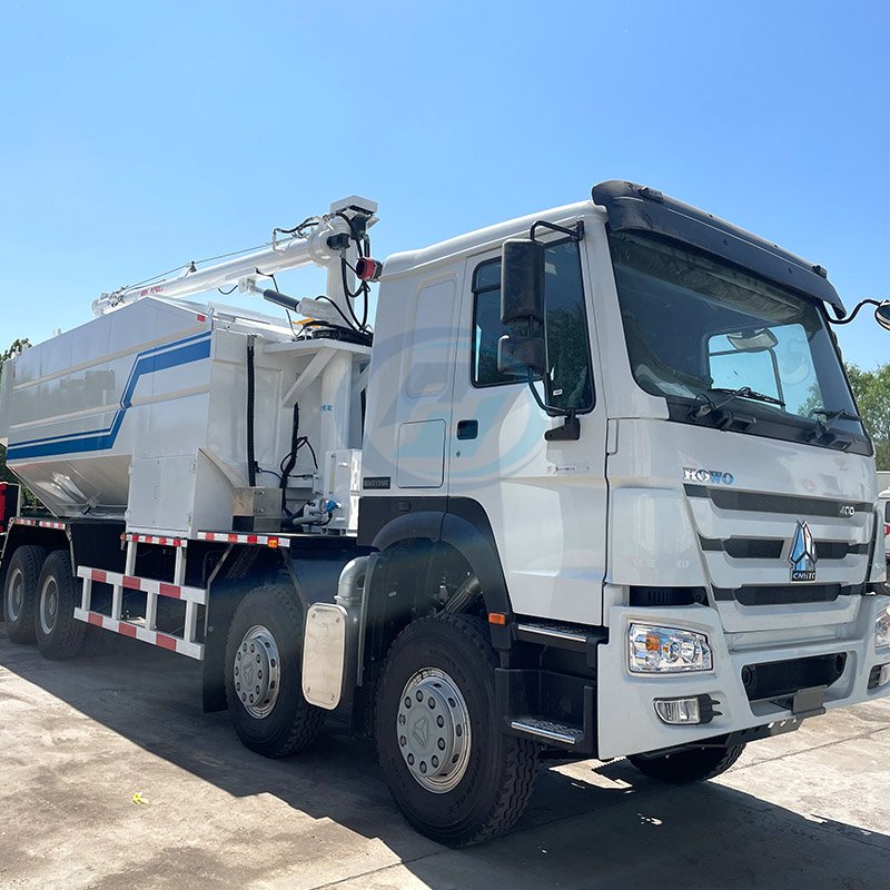 SINOTRUK HOWO 8X4 Field Mixed Loading ANFO Explosive Truck