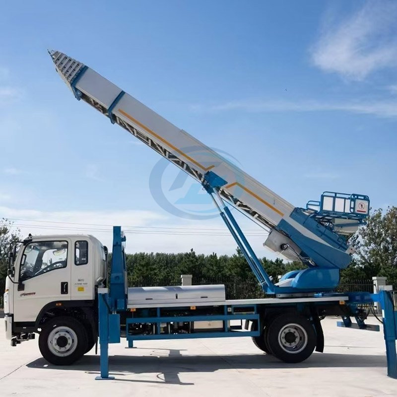 SINOTRUK HOWO 4X2 Light Ladder Lift Truck