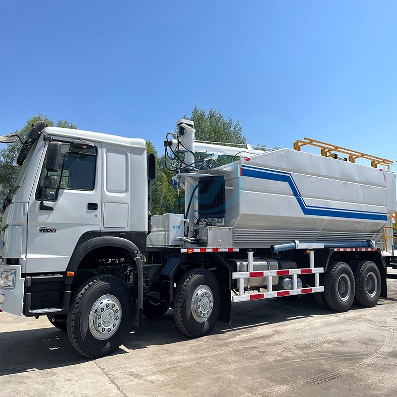 SINOTRUK HOWO 8X4 Field Mixed Loading ANFO Explosive Truck