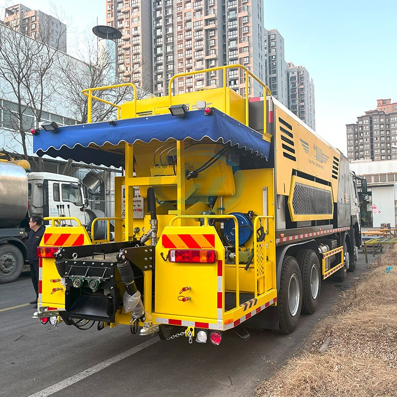 SINOTRUK HOWO 8X4 Fiber Micro Surfacing Paver Truck