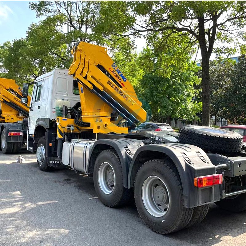 SINOTRUK HOWO 6X4 Tractor Truck With Crane