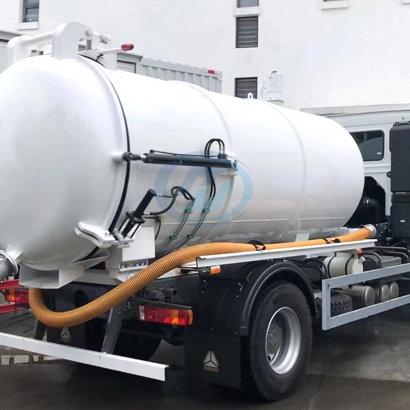 SINOTRUK HOWO 4X2 Vacuum Sewage Suction Truck