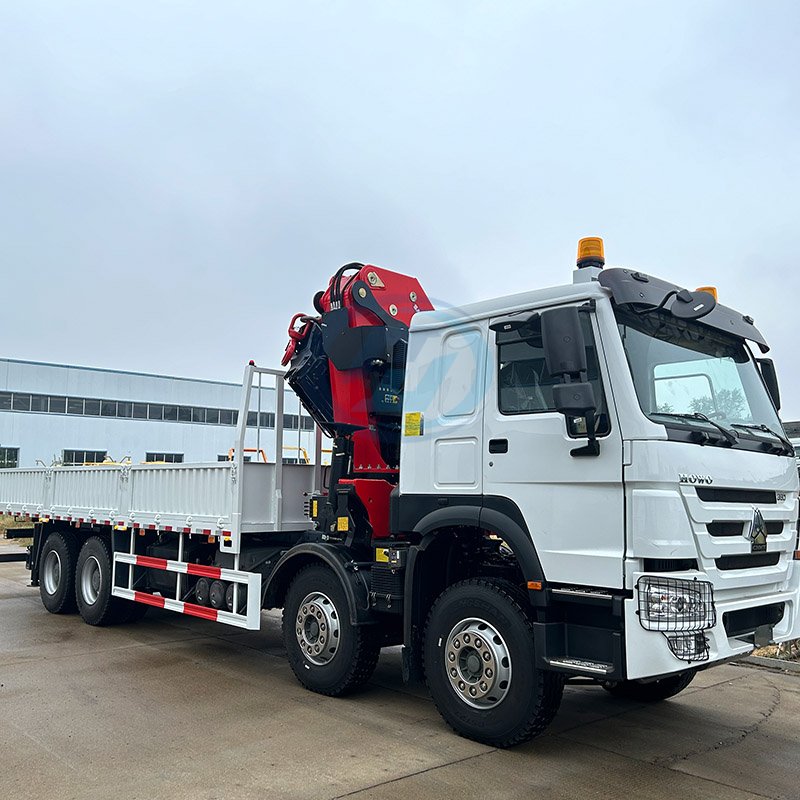 SINOTRUK HOWO 8x4 Truck With Crane
