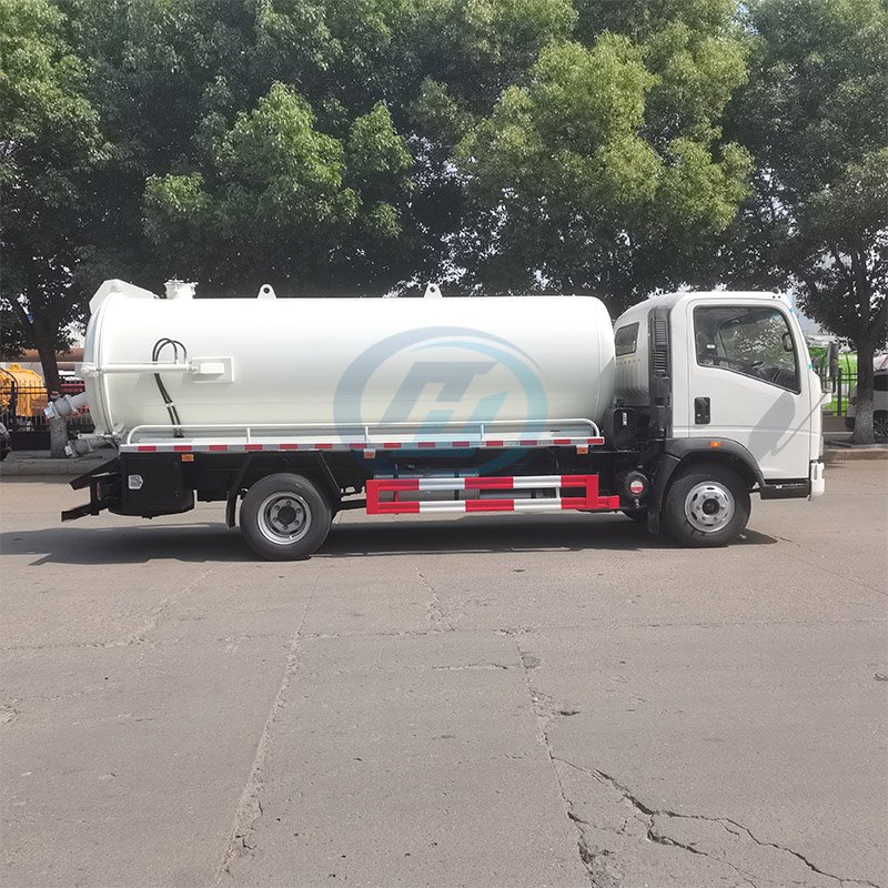 SINOTRUK HOWO 4X2 Light Vacuum Sewage Suction Truck