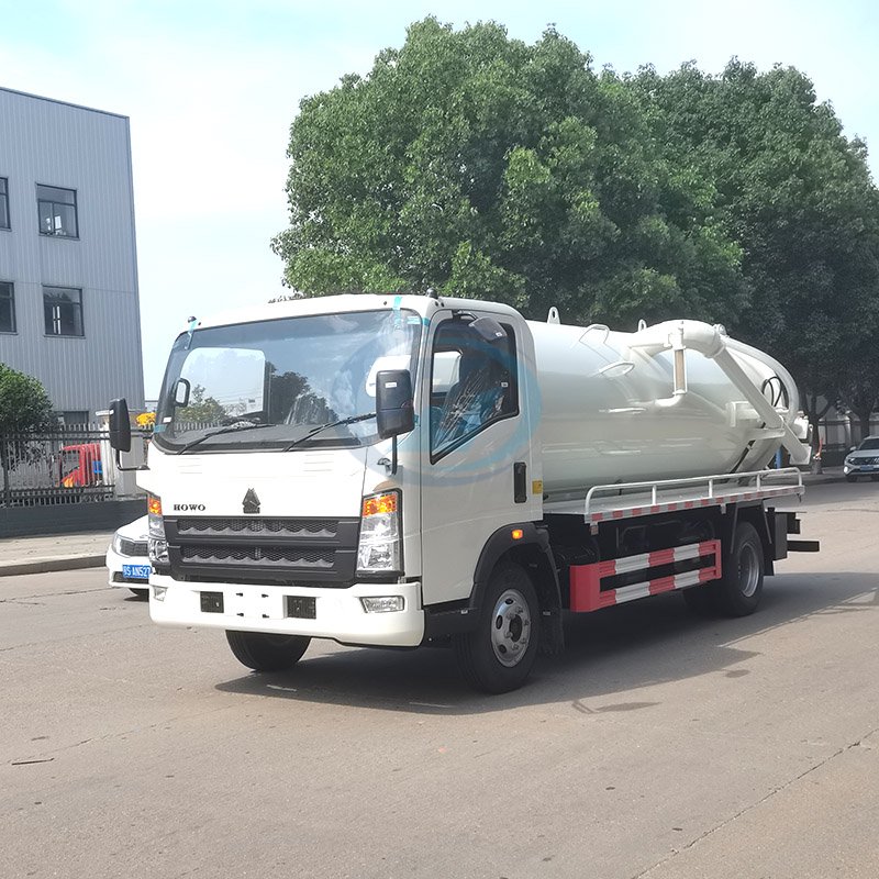 SINOTRUK HOWO 4X2 Light Vacuum Sewage Suction Truck