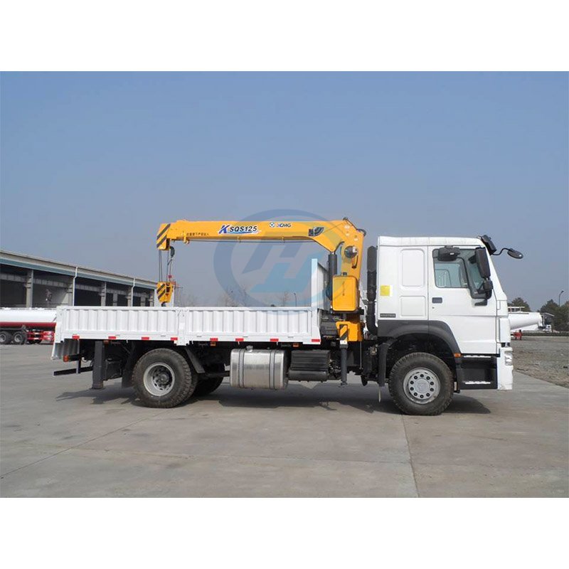 SINOTRUK HOWO 4X2 Truck With Crane