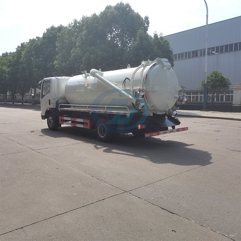 SINOTRUK HOWO 4X2 Light Vacuum Sewage Suction Truck