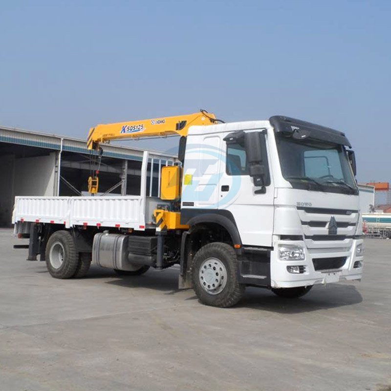 SINOTRUK HOWO 4X2 Truck With Crane