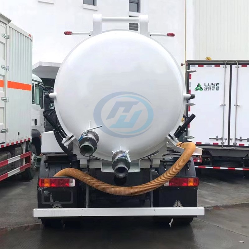 SINOTRUK HOWO 4X2 Vacuum Sewage Suction Truck
