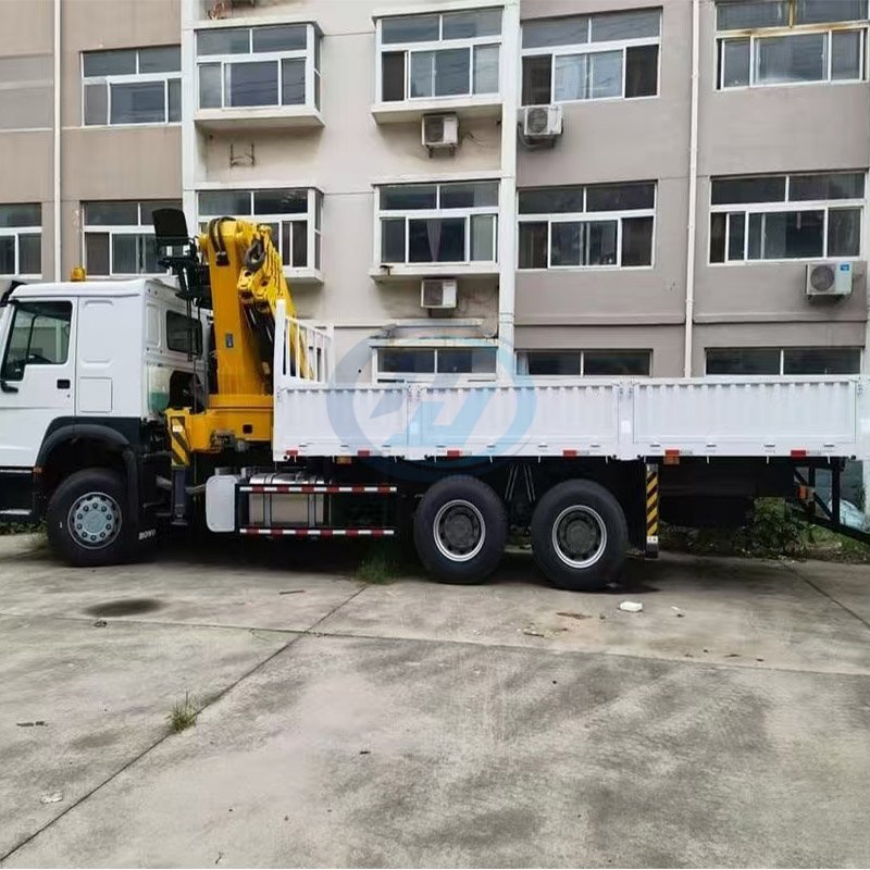SINOTRUK HOWO 6X4 Truck With Crane