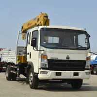 SINOTRUK HOWO 4X2 Light Truck With Crane