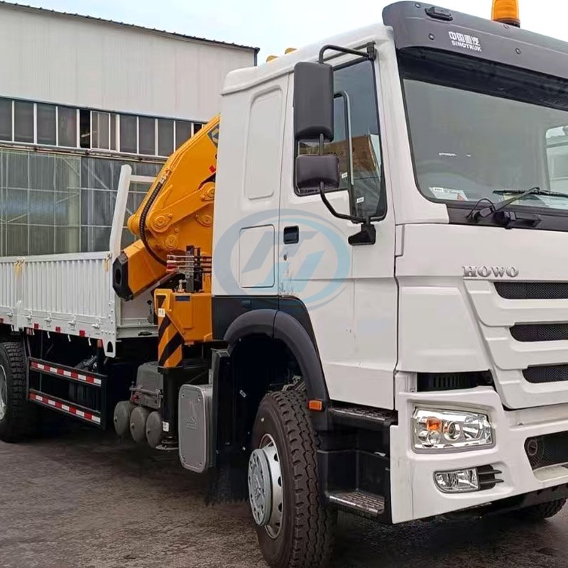 SINOTRUK HOWO 6X4 Truck With Crane