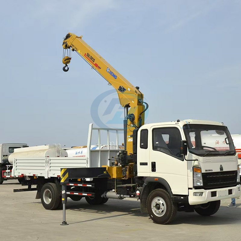 SINOTRUK HOWO 4X2 Light Truck With Crane