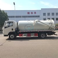 SINOTRUK HOWO 4X2 Light Vacuum Sewage Suction Truck