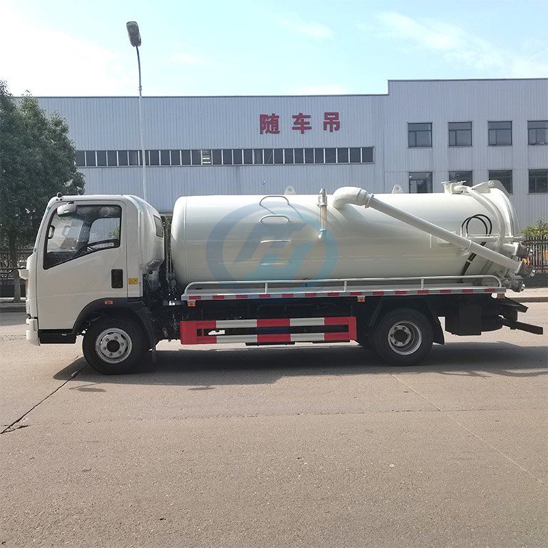 SINOTRUK HOWO 4X2 Light Vacuum Sewage Suction Truck
