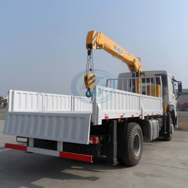 SINOTRUK HOWO 4X2 Truck With Crane