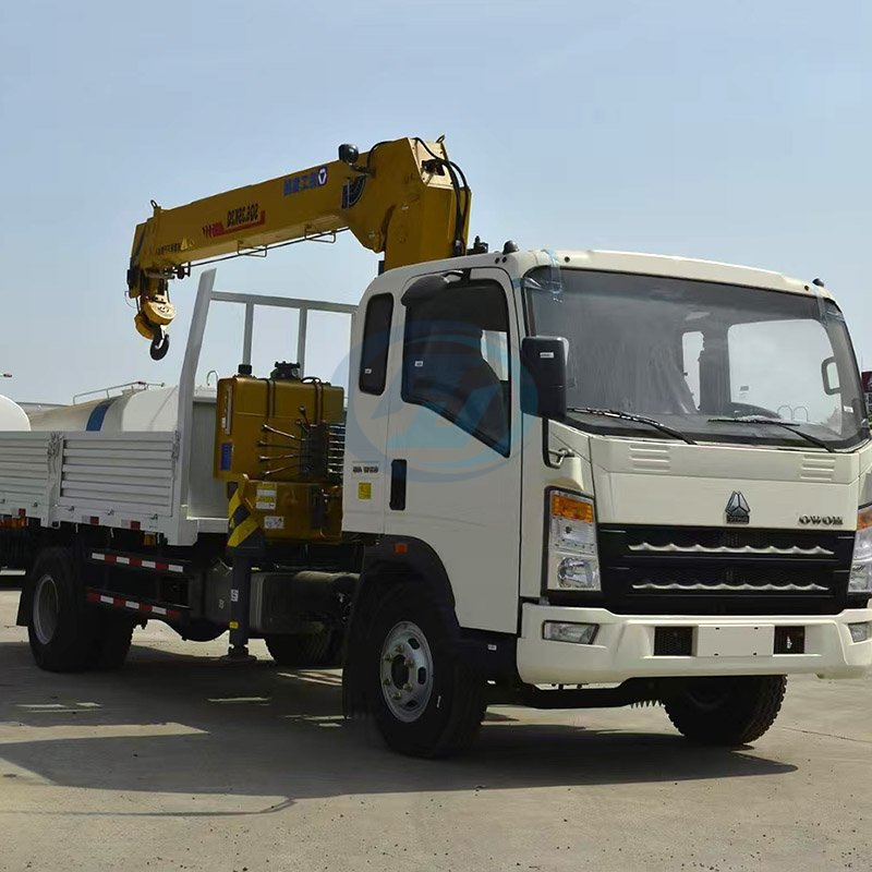 SINOTRUK HOWO 4X2 Light Truck With Crane