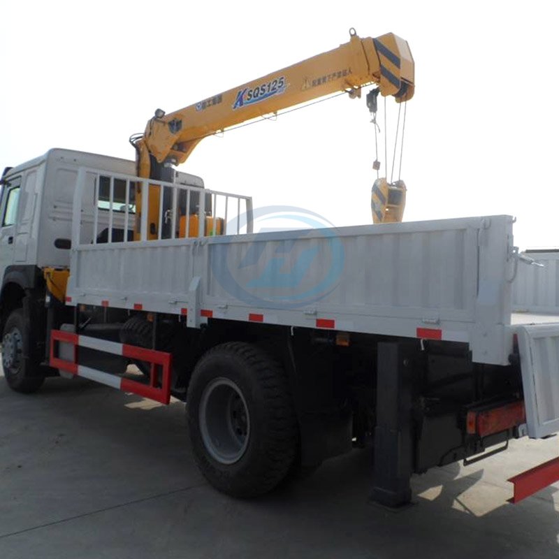 SINOTRUK HOWO 4X2 Truck With Crane