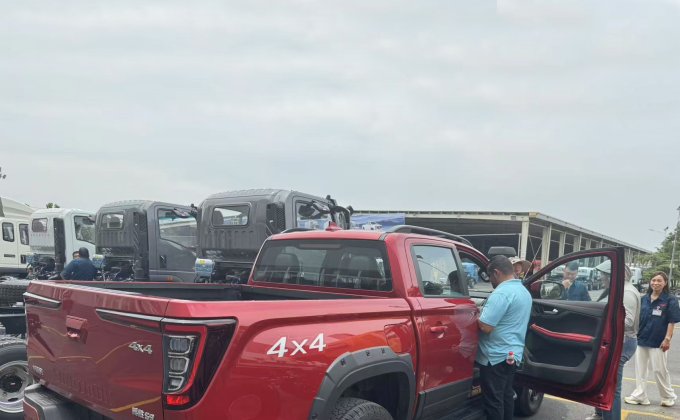 Salvadoran customers visit our light truck production base