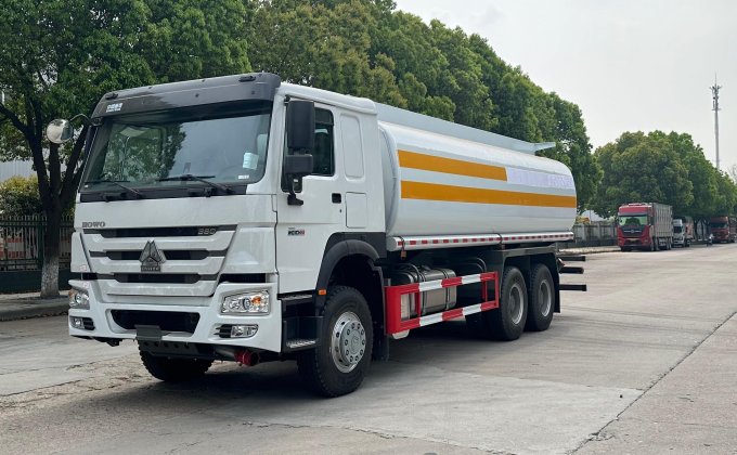 ZHONGHAO Factory Receives Ghanaian Customer, Successfully Concludes Order for 2026 Tanker Trucks 